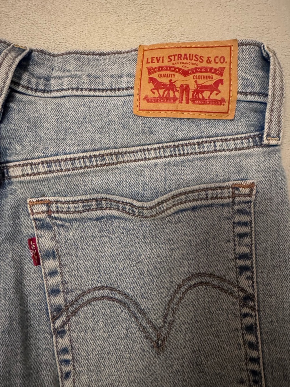 Levi’s Wedgie Fit Straight Jeans Light Wash Distressed High Rise Cropped Size 30 - Picture 4 of 5
